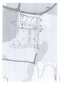 Situasjonsplan som viser bygningens plassering i forhold til vei, naboeiendom og topografi.