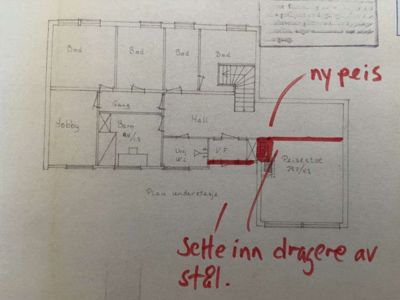 Et håndtegningsplan over første etasje (Plan underetasje) med rombetegnelser som 'Bod', 'Hall', 'Barn', og 'Hobby'. Det er også håndskrevne notater om endringer som 'ny peis' og 'sette inn dragere av stål'.