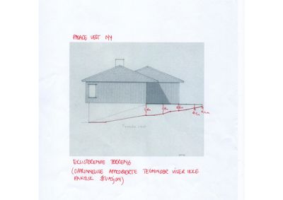 Fasadetegning av en bygning sett fra vest, med håndskrevne mål og notasjoner.