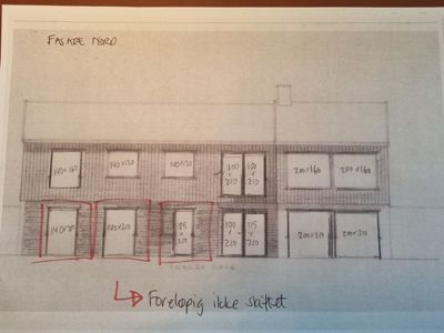 Fasadetegning av en bygning sett fra nord, med håndskrevne mål på vinduer og dører.