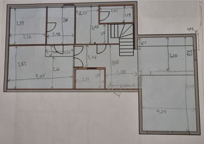 Etasjeplan med romfordeling, døråpninger og mål på et hus.
