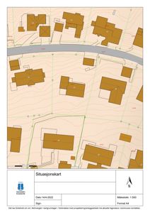 Situasjonskart som viser bygningsplassering, topografi og infrastruktur i et område.