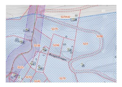 Situasjonsplan som viser eiendomsinndeling (nr. 52/xx), vegnett (Øvregardsvegen) og topografi.