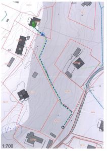 Situasjonsplan som viser tomtens form, grenser (røde linjer), høydemålerkurver (konturlinjer), nabolag, eksisterende bygninger, og en planlagt vei eller sti (blå/gul strek).