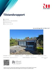 Fotografi av en fritidsbolig sett fra siden, med en terrasse og omgivelser.