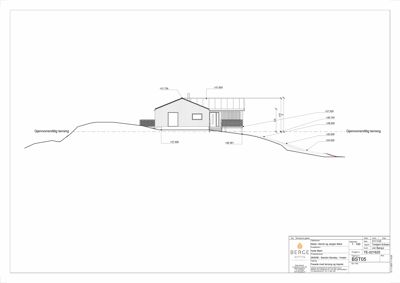 Snittegning som viser bygningens høyde i forhold til terreng, takhøyder og grunnkonstruksjon.