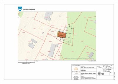 Situasjonsplan som viser tomtens grenser, høydemålerlinjer, eksisterende bygninger og planlagt plassering av en hytte.