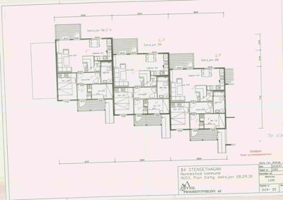 Etasjeplan (2. etasje) for en bygning med seksjoner 28, 29 og 30, inkludert romfordeling, dører og mål.