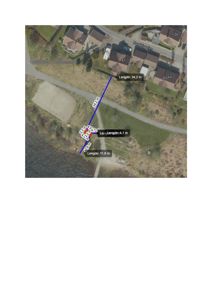 Satellittbilde (flyfoto) av et område med hus og en tomt, med overlagte målinger og streker som indikerer avstander eller retninger.