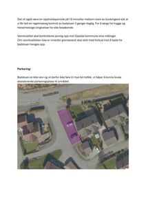 Satellittbilde (flyfoto) av et område med hus og veier, der en tomt er markert med lilla farge.