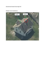 Fotografi av eksisterende fasade og tak på en bygning (Gravningen 50) med markerte pipeløp.