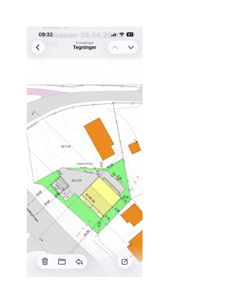 Situasjonsplan som viser tomtens form, grenser, nabolag (oransje rektangler), veier og plassering av bygninger.