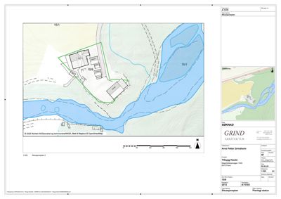 Situasjonsplan som viser bygningenes plassering i forhold til eiendomsnummer 15/1, en elv og terrenget.