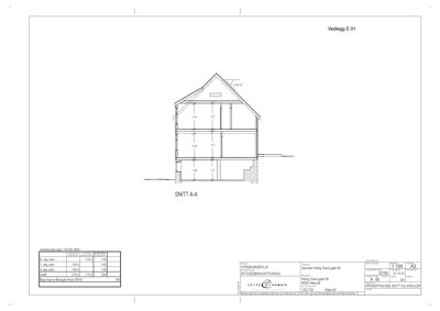 Snittegning (SNITT A-A) som viser bygningens tverrsnitt, høyder og romfordeling.