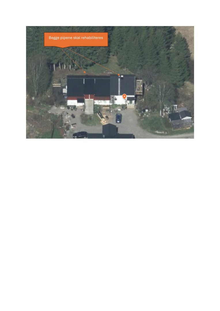 Luftfoto av en bygning med en annotasjon som peker på røyk- eller ventilasjonsrør som skal rehabiliteres.