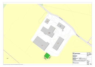 Situasjonsplan som viser tomtens form, plassering i forhold til veier (Torggata) og nabolag, samt plassering av nye bygg og en 10x10 meter soner.