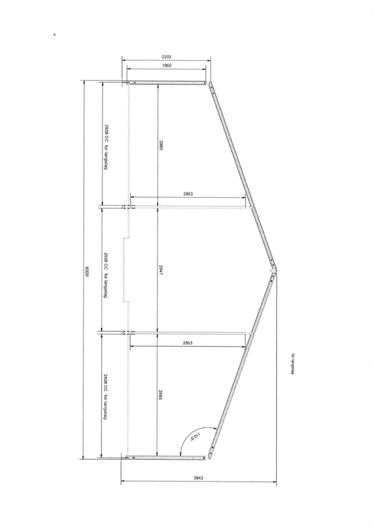 Etasjeplan eller snittplan som viser romfordeling, dimensjoner og vinkler for en bygning.