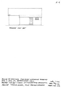 En håndtegnet fasadetegning (mot øst) av en bolig, inkludert detaljer som dør og vindu.