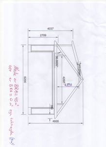 En tegning som viser fasaden (oppsettet) til en bygning sett fra siden, med angitte mål på takhøyde og vinkler.