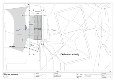 Situasjonsplan som viser plassering av nybygg i forhold til eksisterende bolig, tomtegrenser og tilstøtende eiendom.
