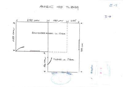 En håndskrevet tegning som viser en plan for et annekset med et tilbygg, inkludert mål og romfordeling.