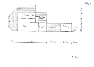 Håndtegnet etasjeplan (1. etasje) med romfordeling, mål og skriftlig tekst.