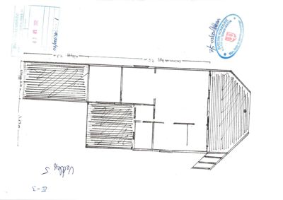 Etasjeplan (snitt) av en bygning med romfordeling, dører, vinduer og mål.