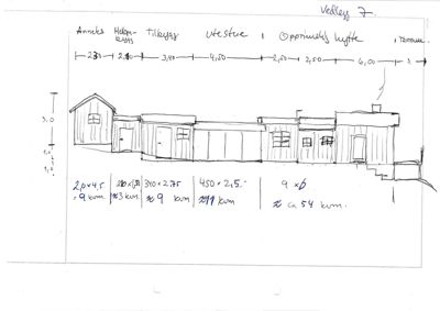 En håndtegnet oppriss (fasadetegning) av en bygning med mål på høyde og bredde, samt romfordeling og arealberegninger.