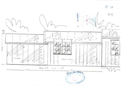 En håndtegnet fasadetegning (opprikk) som viser bygningens utseende sett fra sør (SØD VIST). Tegningen inkluderer mål på høyde og bredde, samt skisse over takform og vinduer.