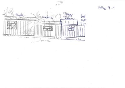 En håndtegnet oppriss (fasadetegning) av en hytte med rombetegnelser (Hytte, Utestue, Bad) og dimensjoner.