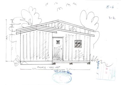 En håndtegnet fasadetegning av en liten bygning (kanskje en uthus eller hytte) sett fra nordvest. Tegningen viser mål på høyde og bredde, samt en enkel skisse av omgivelser.