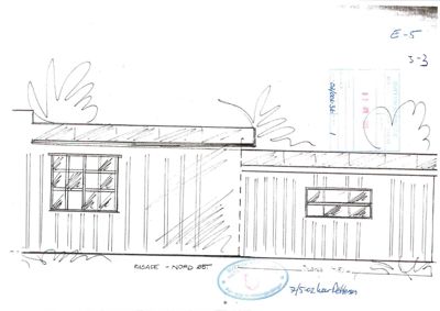 En håndtegnet fasadetegning (opprikk) av en bygning sett fra nordøst, med tegninger av vinduer, tak og fasadepanel.