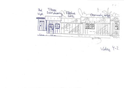 En håndtegnet fasadetegning (opprikk) av en bygning med mål og notater om endringer.