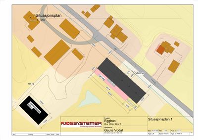 Situasjonsplan som viser bygningens plassering i forhold til vei, naboeiendommer og topografi.