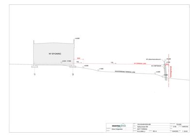 Snittegning som viser tverrsnitt gjennom et terreng og en ny bygning, med angitte høyder og nivåer.