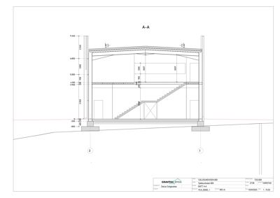 Snittegning (A-A) som viser bygningens tverrsnitt, inkludert fundament, etasjer, trapp og takkonstruksjon med høydemål.