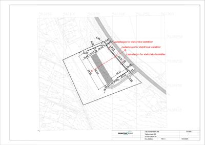 Situasjonsplan som viser tomtens form, grenser, nabolag og plassering av ladestasjoner for elektriske lastebiler.