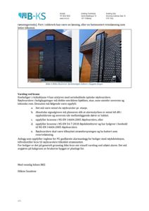 To foton av en moderne bygning med trepanel og mørke fasadeelementer, inkludert et vindu og en trapp.