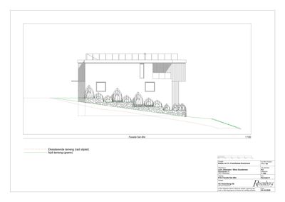 Fasadetegning (opprikk) av en bygning med terrengforhold og detaljeringslinjer.