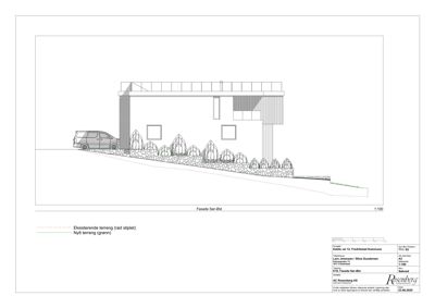 Fasadetegning som viser bygningens utseende fra siden, inkludert terrengforhold og beplantning.