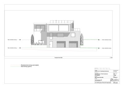 Fasadetegning (opprikk) av en bolig sett fra nord-øst, med angivelse av terrengforhold og garasjeporter.