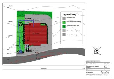 Situasjonsplan som viser tomtens beliggenhet, høydemålinger (MOH), terrengform, beplantning og områder for gress/natur.