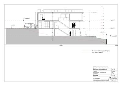 Snittegning (Snitt A) som viser bygningens tverrsnitt, terrengforhold og høyder.