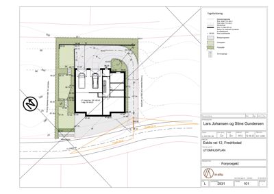 Situasjonsplan (utomhusplan) som viser tomtens grenser, eksisterende og nye vegger, høydemålinger, beplantning og forhold til nabotomter.