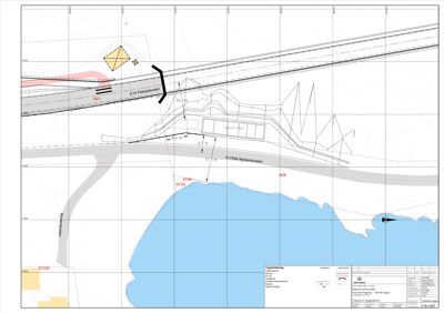Situasjonsplan som viser tomtens plassering i forhold til vei (Fv794 Myrlandveien, E10 Fiskstadviken), vann og nabotomter.