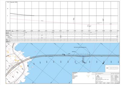 Situasjonsplan som viser bygningens plassering i forhold til kystlinjen, vei (E18) og nabolag.