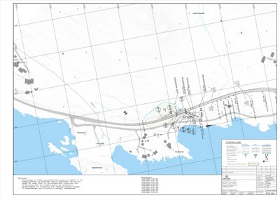 Situasjonsplan som viser tomtens beliggenhet i forhold til omgivelsene, inkludert vannveier og naboeiendommer.