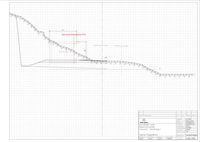 Tverrsnitttegning som viser terrengprofilen og grunnkonstruksjonen for en bygning.