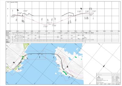 Situasjonsplan som viser tomtens beliggenhet i forhold til kystlinjen, samt en profil over høydekurven (H.O.H) for området.