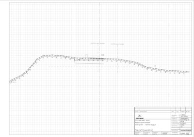Tverrsnitt (snitt) av et terreng eller grunnforhold, med høydemålinger og skråningsangivelser.